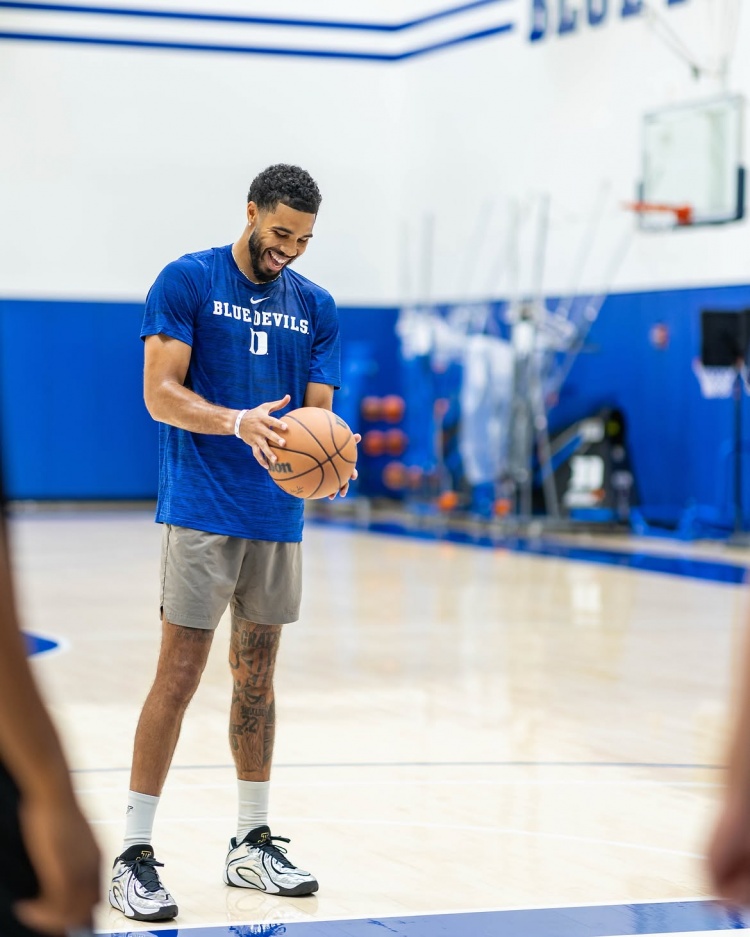 校友局！杜克官方晒欧文、塔图姆、弗拉格、班凯罗等球员训练照