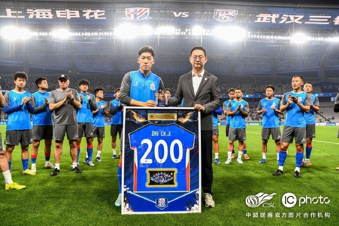 申花为朱辰杰举办200场纪念仪式