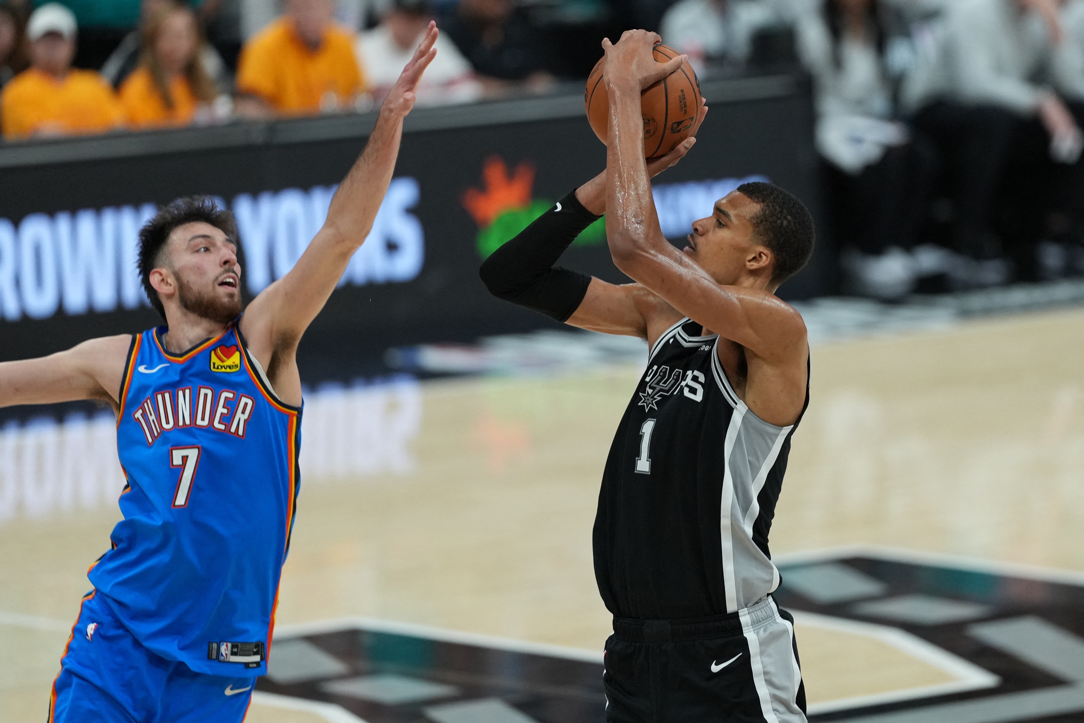 NBA季后赛:文班亚马领衔马刺主场迎战雷霆,力争扳平比分