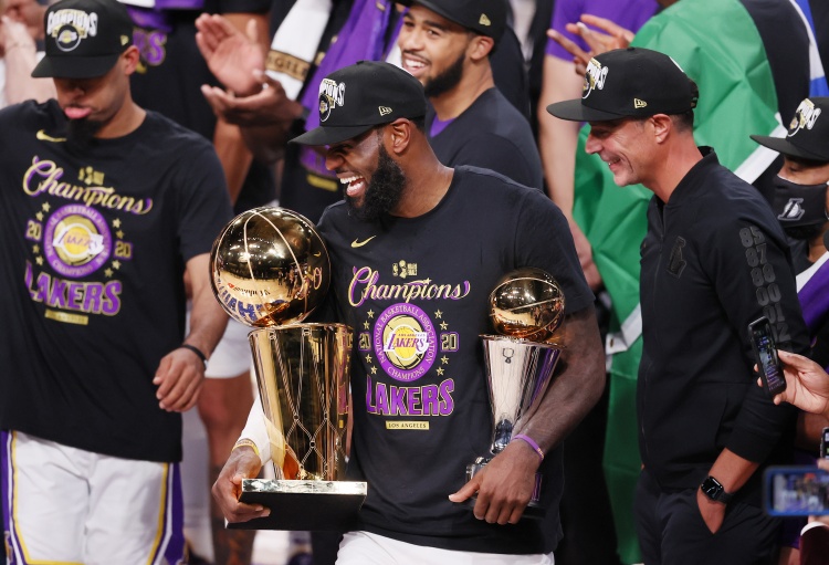 现役仅8人拿过FMVP,詹姆斯4次领跑